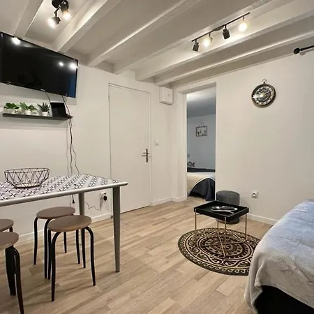 Cosy Cocoon With Terrace تالينس
